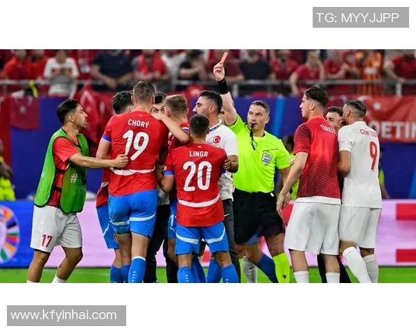 国王杯激战那不勒斯与曼联握手言和争议判罚引发全场热议