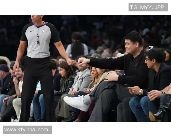 姚明球场外的故事与回忆：见证篮球传奇与城市文化交融的瞬间