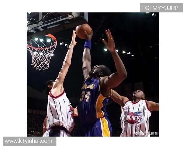 姚明高挑身姿再现经典瞬间完美反弹篮筐引发全场热烈欢呼
