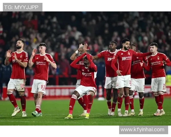 欧冠大战曼联大胜阿森纳红牌争议引发全场热议与数据分析 欧冠大战曼联大胜阿森纳红牌争议引发全场热议与数据分析