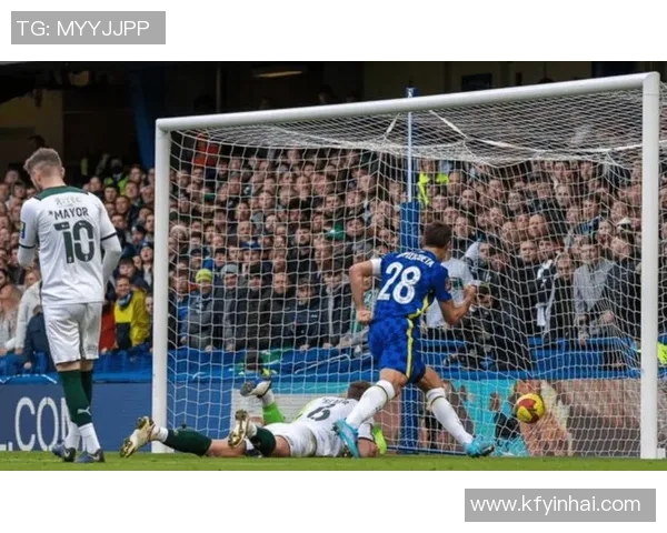 切尔西在足总杯中大胜AC米兰乌龙球成比赛转折点引发全场欢呼