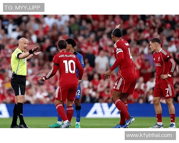 足总杯激战曼联与本菲卡平局争议判罚引发全场热议与不满